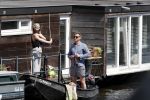 Amsterdam 7 mei 2016 
Barry Atsma en Noortje Herlaar gaan varen samen met Barry zijn kinderen. Ze varen vanaf haar woonboot de amstel op.
