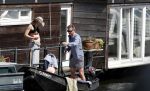 Amsterdam 7 mei 2016 
Barry Atsma en Noortje Herlaar gaan varen samen met Barry zijn kinderen. Ze varen vanaf haar woonboot de amstel op.