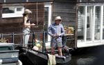 Amsterdam 7 mei 2016 
Barry Atsma en Noortje Herlaar gaan varen samen met Barry zijn kinderen. Ze varen vanaf haar woonboot de amstel op.