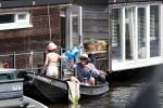 Amsterdam 7 mei 2016 
Barry Atsma en Noortje Herlaar gaan varen samen met Barry zijn kinderen. Ze varen vanaf haar woonboot de amstel op.