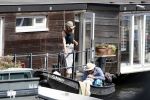 Amsterdam 7 mei 2016 
Barry Atsma en Noortje Herlaar gaan varen samen met Barry zijn kinderen. Ze varen vanaf haar woonboot de amstel op.