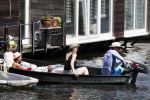 Amsterdam 7 mei 2016 
Barry Atsma en Noortje Herlaar gaan varen samen met Barry zijn kinderen. Ze varen vanaf haar woonboot de amstel op.