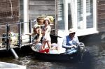 Amsterdam 7 mei 2016 
Barry Atsma en Noortje Herlaar gaan varen samen met Barry zijn kinderen. Ze varen vanaf haar woonboot de amstel op.