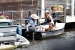 Amsterdam 7 mei 2016 
Barry Atsma en Noortje Herlaar gaan varen samen met Barry zijn kinderen. Ze varen vanaf haar woonboot de amstel op.