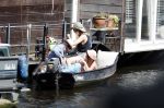 Amsterdam 7 mei 2016 
Barry Atsma en Noortje Herlaar gaan varen samen met Barry zijn kinderen. Ze varen vanaf haar woonboot de amstel op.