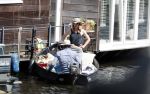 Amsterdam 7 mei 2016 
Barry Atsma en Noortje Herlaar gaan varen samen met Barry zijn kinderen. Ze varen vanaf haar woonboot de amstel op.