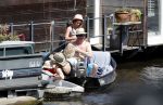 Amsterdam 7 mei 2016 
Barry Atsma en Noortje Herlaar gaan varen samen met Barry zijn kinderen. Ze varen vanaf haar woonboot de amstel op.