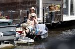 Amsterdam 7 mei 2016 
Barry Atsma en Noortje Herlaar gaan varen samen met Barry zijn kinderen. Ze varen vanaf haar woonboot de amstel op.