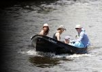 Amsterdam 7 mei 2016 
Barry Atsma en Noortje Herlaar gaan varen samen met Barry zijn kinderen. Ze varen vanaf haar woonboot de amstel op.