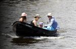 Amsterdam 7 mei 2016 
Barry Atsma en Noortje Herlaar gaan varen samen met Barry zijn kinderen. Ze varen vanaf haar woonboot de amstel op.