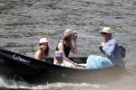 Amsterdam 7 mei 2016 
Barry Atsma en Noortje Herlaar gaan varen samen met Barry zijn kinderen. Ze varen vanaf haar woonboot de amstel op.