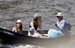 Amsterdam 7 mei 2016 
Barry Atsma en Noortje Herlaar gaan varen samen met Barry zijn kinderen. Ze varen vanaf haar woonboot de amstel op.