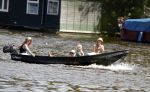 Amsterdam 7 mei 2016 
Barry Atsma en Noortje Herlaar gaan varen samen met Barry zijn kinderen. Ze varen vanaf haar woonboot de amstel op.