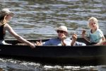 Amsterdam 7 mei 2016 
Barry Atsma en Noortje Herlaar gaan varen samen met Barry zijn kinderen. Ze varen vanaf haar woonboot de amstel op.
