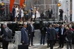 Zwolle 27 april 2016
Koningsdag in Zwolle met Koning Willem Alexander Koningin Maxima Prinses Amalia Ariane Alexia Prins Constantijn Prinses Laurentien Prins Maurits Prinses Marilene Prins Bernhard Prinses Annette Prins Pieter Christiaan Prinses Anita Prins Floris en Prinses Aimee. Beveiliging