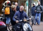 Amsterdam 23 april 2016 
Caroline Tensen met haar man Ernst Jan Smids op vespa scooter op de pc hooftstraat.