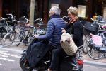 Amsterdam 23 april 2016 
Caroline Tensen met haar man Ernst Jan Smids op vespa scooter op de pc hooftstraat.