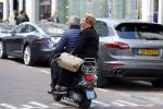 Amsterdam 23 april 2016 
Caroline Tensen met haar man Ernst Jan Smids op vespa scooter op de pc hooftstraat.