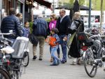 Amsterdam 14 mei 2016 
Connie Breukhoven met partner Eugene v Dun haar kleinkinderen en zijn dochter .
