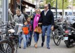 Amsterdam 14 mei 2016 
Connie Breukhoven met partner Eugene v Dun haar kleinkinderen en zijn dochter .