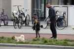 Amsterdam 17 mei 2016 
Demy de Zeeuw laat samen met zijn dochter de hond uit.