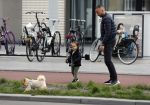 Amsterdam 17 mei 2016 
Demy de Zeeuw laat samen met zijn dochter de hond uit.