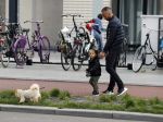 Amsterdam 17 mei 2016 
Demy de Zeeuw laat samen met zijn dochter de hond uit.