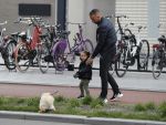 Amsterdam 17 mei 2016 
Demy de Zeeuw laat samen met zijn dochter de hond uit.