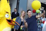 Amsterdam 7 mei 2016
Premiere Angry birds in pathe arena met oa de nederlandse stemmencast , Enzo Knol Ruben Nicolai Murth Mossel Eddy Zoe en Robin Martens. Enzo met vriendin Dee