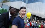 Amsterdam 7 mei 2016
Premiere Angry birds in pathe arena met oa de nederlandse stemmencast , Enzo Knol Ruben Nicolai Murth Mossel Eddy Zoe en Robin Martens. Enzo met vriendin Dee