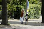Amsterdam 14 mei 2016
Martijn Krabbe en zijn vriendin Noi Pakon aan het wandelen met de hond in het park.
Herma Krabbe op bezoek bij Martijn