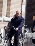 Amsterdam 12 mei 2016
Jaap v Zweden bellend op de fiets in amsterdam.