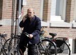 Amsterdam 12 mei 2016
Jaap v Zweden bellend op de fiets in amsterdam.