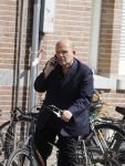Amsterdam 12 mei 2016
Jaap v Zweden bellend op de fiets in amsterdam.