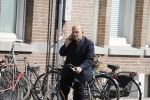 Amsterdam 12 mei 2016
Jaap v Zweden bellend op de fiets in amsterdam.