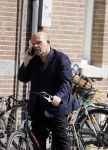 Amsterdam 12 mei 2016
Jaap v Zweden bellend op de fiets in amsterdam.