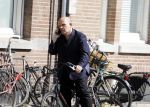 Amsterdam 12 mei 2016
Jaap v Zweden bellend op de fiets in amsterdam.