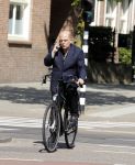 Amsterdam 12 mei 2016
Jaap v Zweden bellend op de fiets in amsterdam.