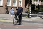 Amsterdam 12 mei 2016
Jaap v Zweden bellend op de fiets in amsterdam.
