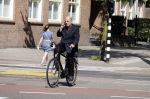 Amsterdam 12 mei 2016
Jaap v Zweden bellend op de fiets in amsterdam.