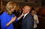 Blaricum 26 april 2016
Natasja Froger krijgt lintje voor al haar verdiensten voor onze samenleving. Haar man Rene  familie vader  moeder en vriendinnen zijn er natuurlijk bij. Jack v Gelder op krukken