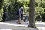 Amsterdam 14 mei 2016
Martijn Krabbe en zijn vriendin Noi Pakon aan het wandelen met de hond in het park.
Jeroen Krabbe met kleinzoon op bezoek bij Martijn