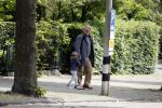 Amsterdam 14 mei 2016
Martijn Krabbe en zijn vriendin Noi Pakon aan het wandelen met de hond in het park.
Jeroen Krabbe met kleinzoon op bezoek bij Martijn