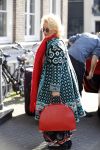 Amsterdam 17 mei 2016 
Karin Bloemen wordt door haar man afgezet bij de kleine komedie. Karin is heel veel kg afgevallen.