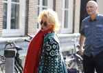 Amsterdam 17 mei 2016 
Karin Bloemen wordt door haar man afgezet bij de kleine komedie. Karin is heel veel kg afgevallen.