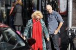 Amsterdam 17 mei 2016 
Karin Bloemen wordt door haar man afgezet bij de kleine komedie. Karin is heel veel kg afgevallen.