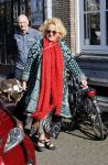 Amsterdam 17 mei 2016 
Karin Bloemen wordt door haar man afgezet bij de kleine komedie. Karin is heel veel kg afgevallen.