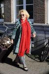 Amsterdam 17 mei 2016 
Karin Bloemen wordt door haar man afgezet bij de kleine komedie. Karin is heel veel kg afgevallen.