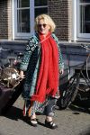 Amsterdam 17 mei 2016 
Karin Bloemen wordt door haar man afgezet bij de kleine komedie. Karin is heel veel kg afgevallen.