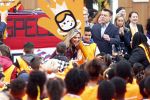 Amsterdam 22 april 2016
Koning Willem Alexander en Koningin Maxima bij de opening van de koningsspelen in Amsterdam.
Richard Krajicek vangt ze op en Johnny de Mol doet de presentatie.